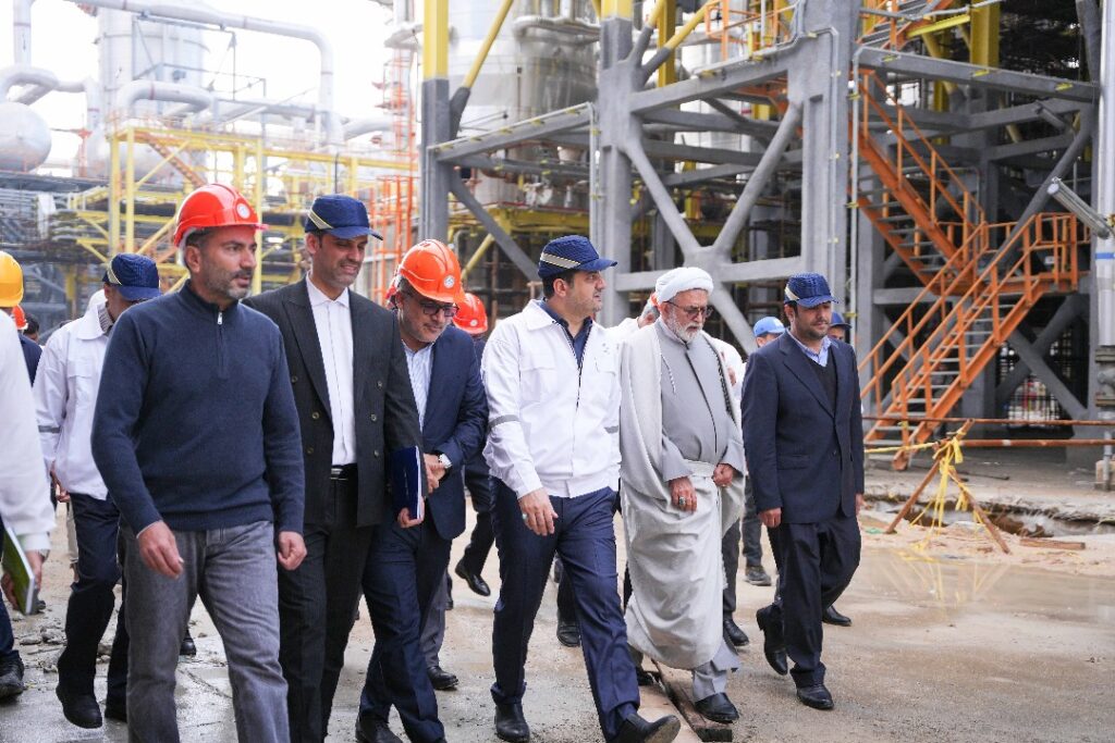 روز پرکار مدیرعامل و اعضای هیئت مدیره صندوق ذخیره فرهنگیان در عسلویه؛ تأکید بر تسریع در تکمیل و بهرهبرداری از پروژهها و افزایش پایدار تولید+تصاویر 69 WhatsApp Image 2025 12 14 at 15.13.57 1