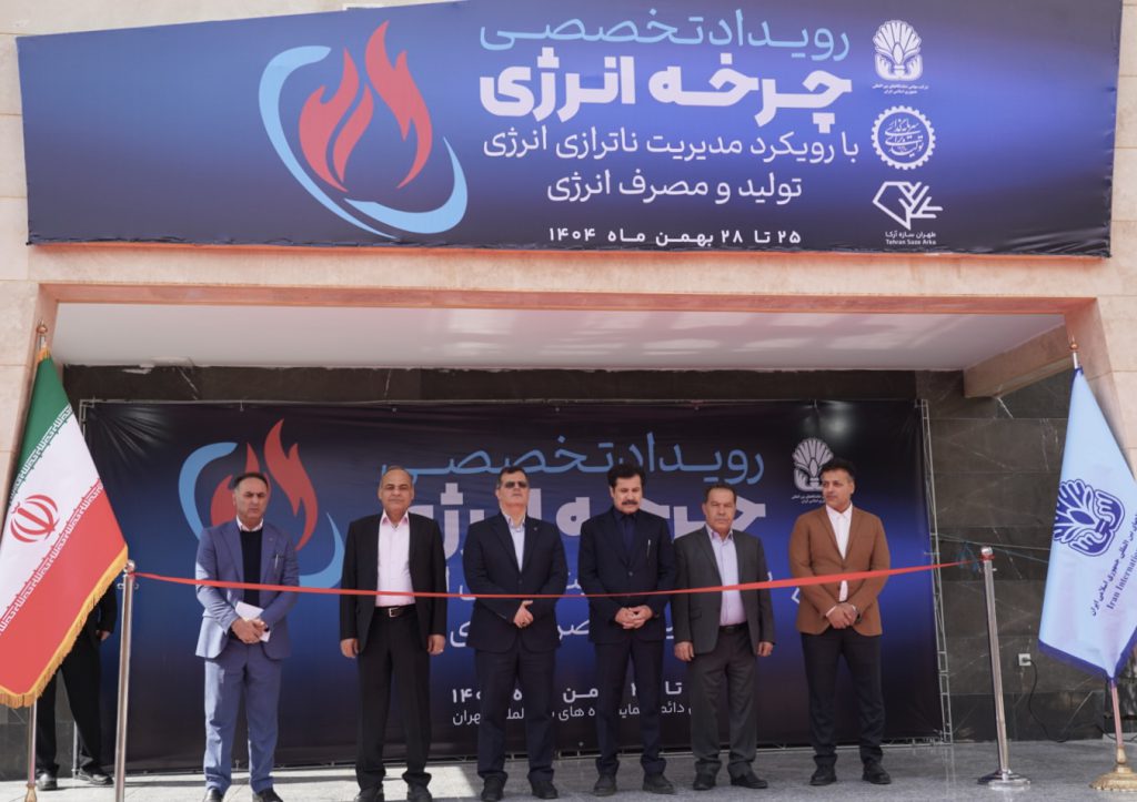 بازدید معاون رییسجمهور از غرفه صندوق ذخیره فرهنگیان در نمایشگاه تخصصی چرخه انرژی و مدیریت ناترازی 11 2