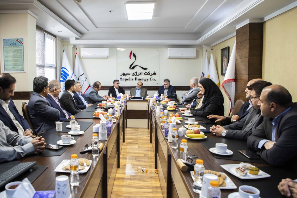 با حضور رئیس هیئتمدیره هلدینگ پتروفرهنگ؛ مراسم معارفه سرپرست شرکت انرژی سپهر برگزار شد 42 15