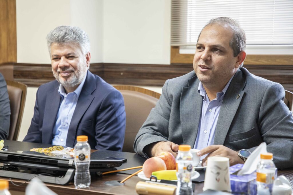 با حضور رئیس هیئتمدیره هلدینگ پتروفرهنگ؛ مراسم معارفه سرپرست شرکت انرژی سپهر برگزار شد 41 16
